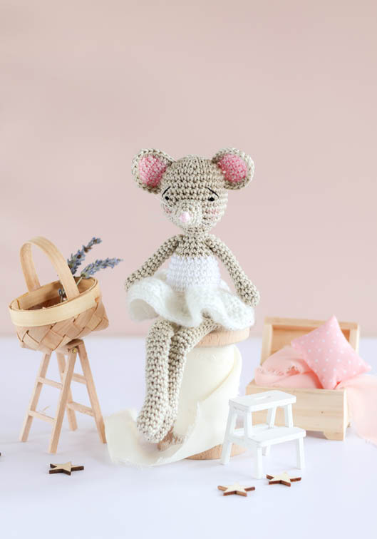 Souris amigurumi crochetée avec jupe blanche dans un décor miniature pastel, création artisanale kawaii idéale pour crochet DIY, décoration enfant, loisirs créatifs et peluches faites main